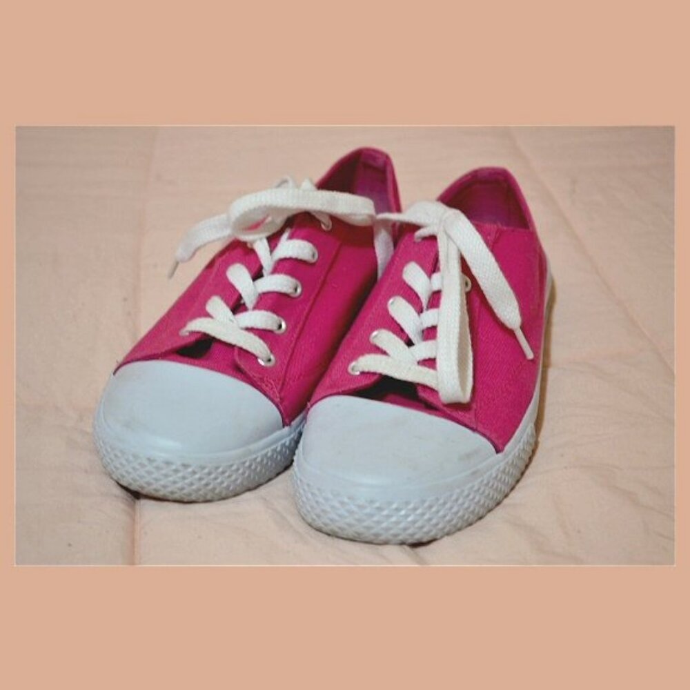 Pink Canvas Sneaks Size 6.5